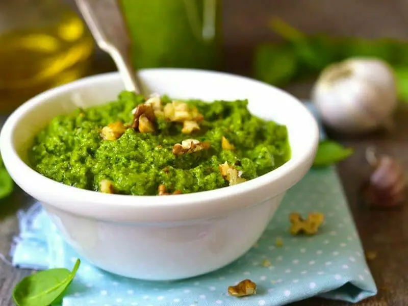 Pesto cu verdețuri de sezon